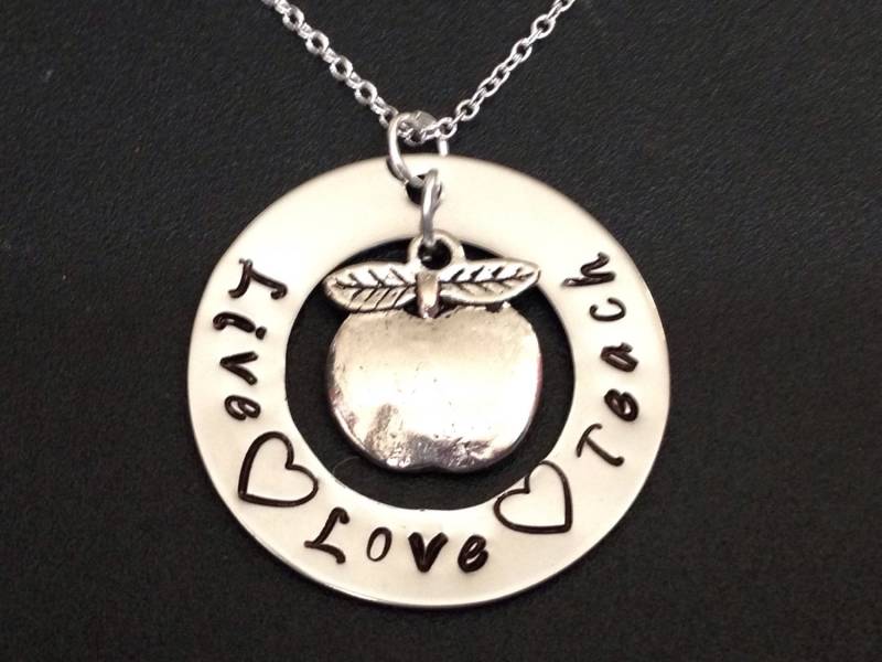 Live Love Teach Handgestempelte Lehrer Halskette - Wertschätzung Geschenk Handgestempelter Schmuck Personalisiert Edelstahl von Ashijewelers