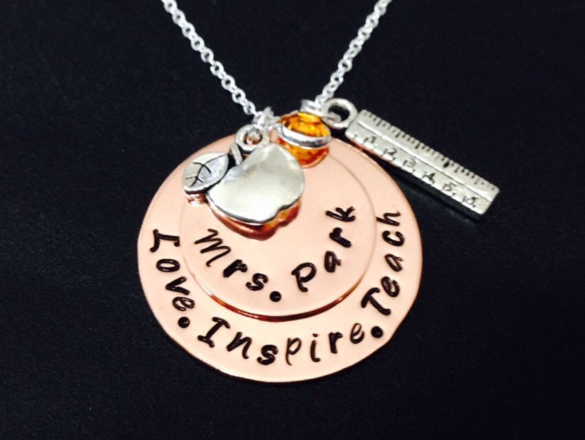 Love Inspire Teach - Lehrer Geschenk Personalisierter Schmuck Halskette Lehrerschmuck Handgestempelt Lehrergeschenk von Ashijewelers
