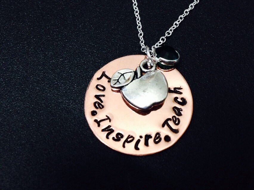 Love Inspire Teach - Lehrer-Wertschätzungsgeschenk Personalisierter Schmuck Lehrer Halskette Lehrerschmuck Handgestempeltes Lehrergeschenk #a von Ashijewelers