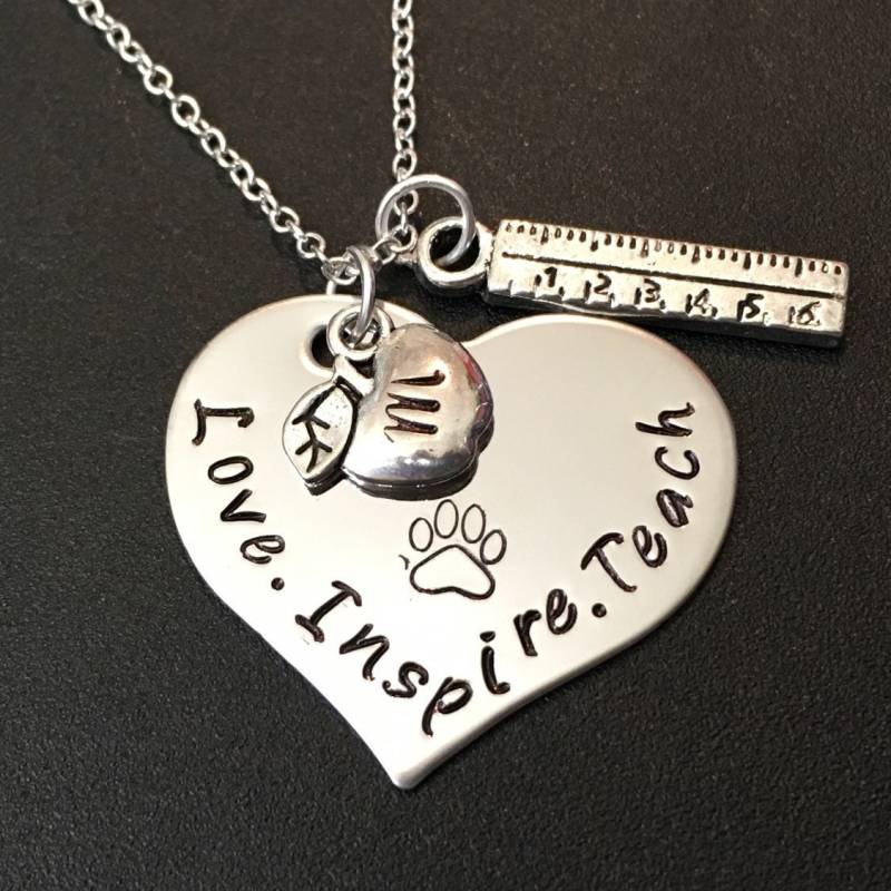 Love Inspire Teach - Lehrer-Wertschätzungsgeschenk Personalisierter Schmuck Lehrer Halskette Lehrerschmuck Handgestempeltes Lehrergeschenk #f von Ashijewelers