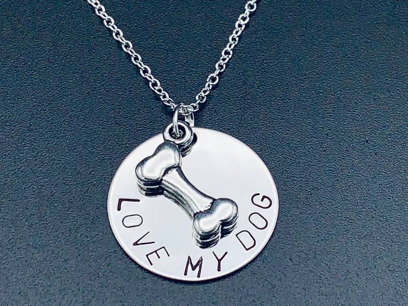Love My Dog Halskette - Handgestempelter Schmuck Personalisierter Für Haustierbesitzer Edelstahl Haustierschmuck Hundeknochen Charm von Ashijewelers