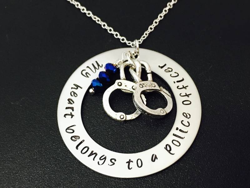 Mein Herz Gehört Zu Einem Polizisten Hand-stempeln Deich Halskette Mit Handschellen Charme Und Birthstone Kristalle von Ashijewelers