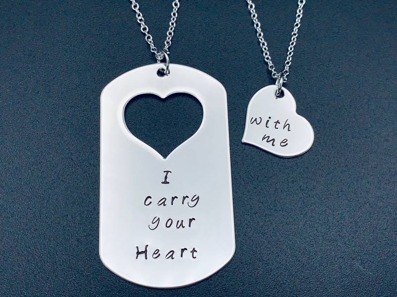 Mutter Tochter Schmuck-I Carry Your Heart in Mine-Handgestempelt Edelstahl Hundeanhänger Schlüsselring & Herz Halskette Set Mutter Tochter Schmuck-I Carry Your Heart in Mine-Handgestempelt Edelstahl Hundeanhänger Schlüsselring & Herz Halskette Set von Ashijewelers
