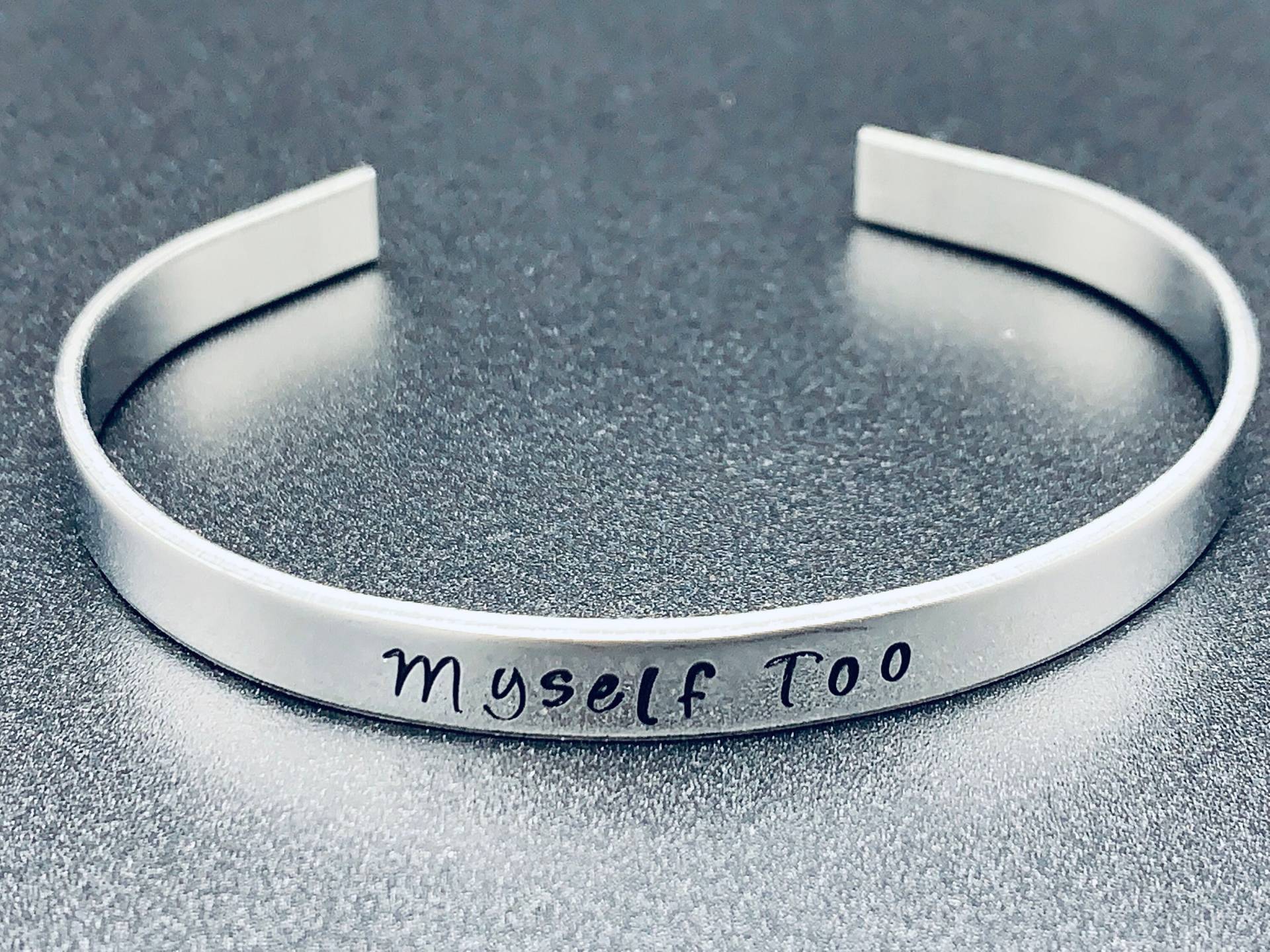 Personalisierte Armband - Hand Gestempelt Schmuck Passen Sie Ihr Eigenes Personalisierte Manschette Dünne 1/4 Zoll von Ashijewelers