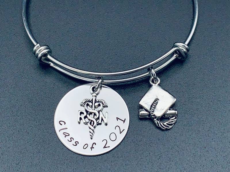 Personalisierte Armband - Hand Gestempelt Schmuck Senior Graduierung Geschenk 2015 Grad Armreif Klasse Von 2020 -2021 von Ashijewelers