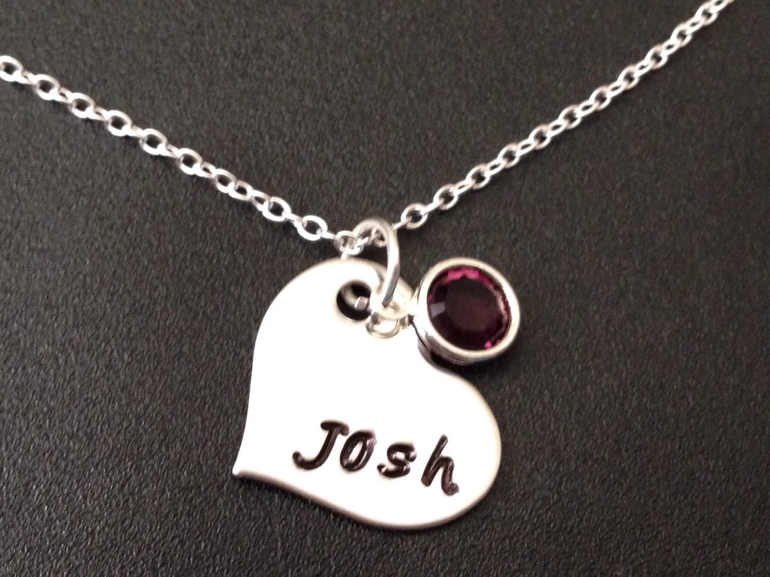 Personalisierte Edelstahl Herz Halskette Hand Gestempelt Anhänger Mit Geburtsstein von Ashijewelers