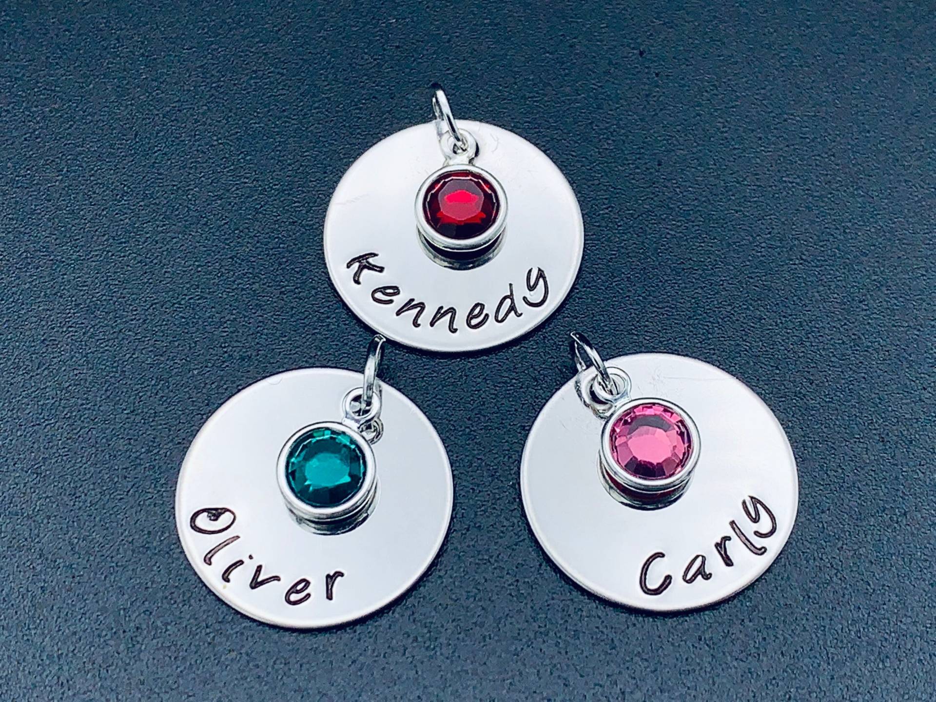 Personalisierte Edelstahl - Personalisierte Charme Benutzerdefinierte Name Charm Schmuck von Ashijewelers