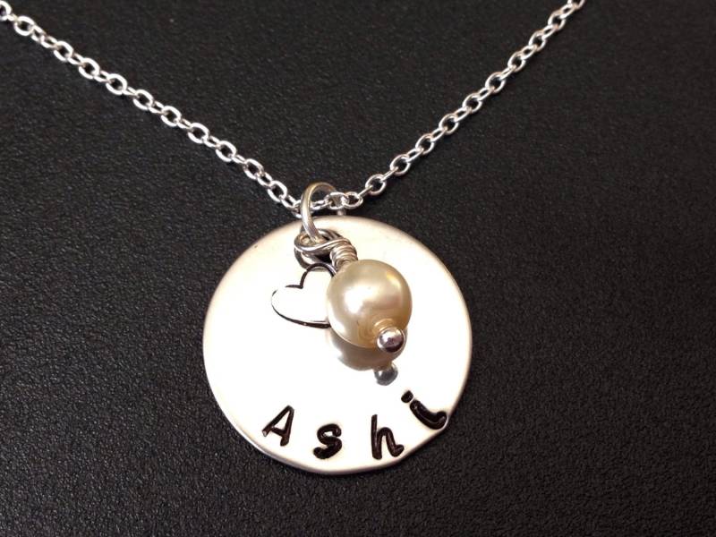Personalisierte Ein Name - Eine Perle Mama Halskette Hand Gestempelt Schmuck von Ashijewelers