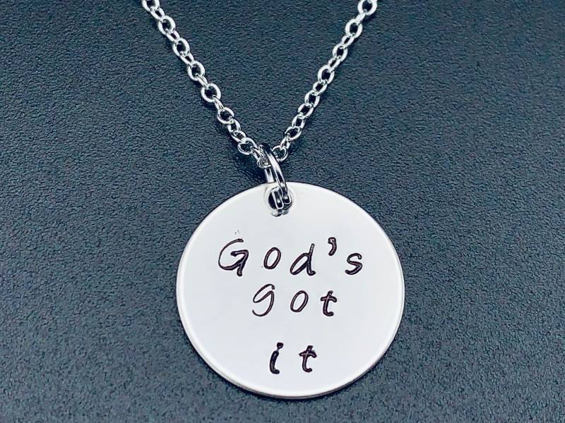 Personalisierte Halskette "God's Got It" Handgestempelter Anhänger - Edelstahlkette Sofort Versandfertig Inspirational Jewelry von Ashijewelers