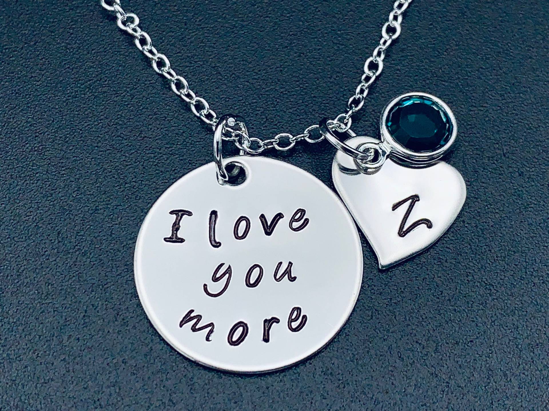 Personalisierte Halskette "Ich Liebe Dich Mehr..." Handgestempelt Anhänger - Edelstahl Sofort Lieferbar Jubiläumsgeschenk von Ashijewelers