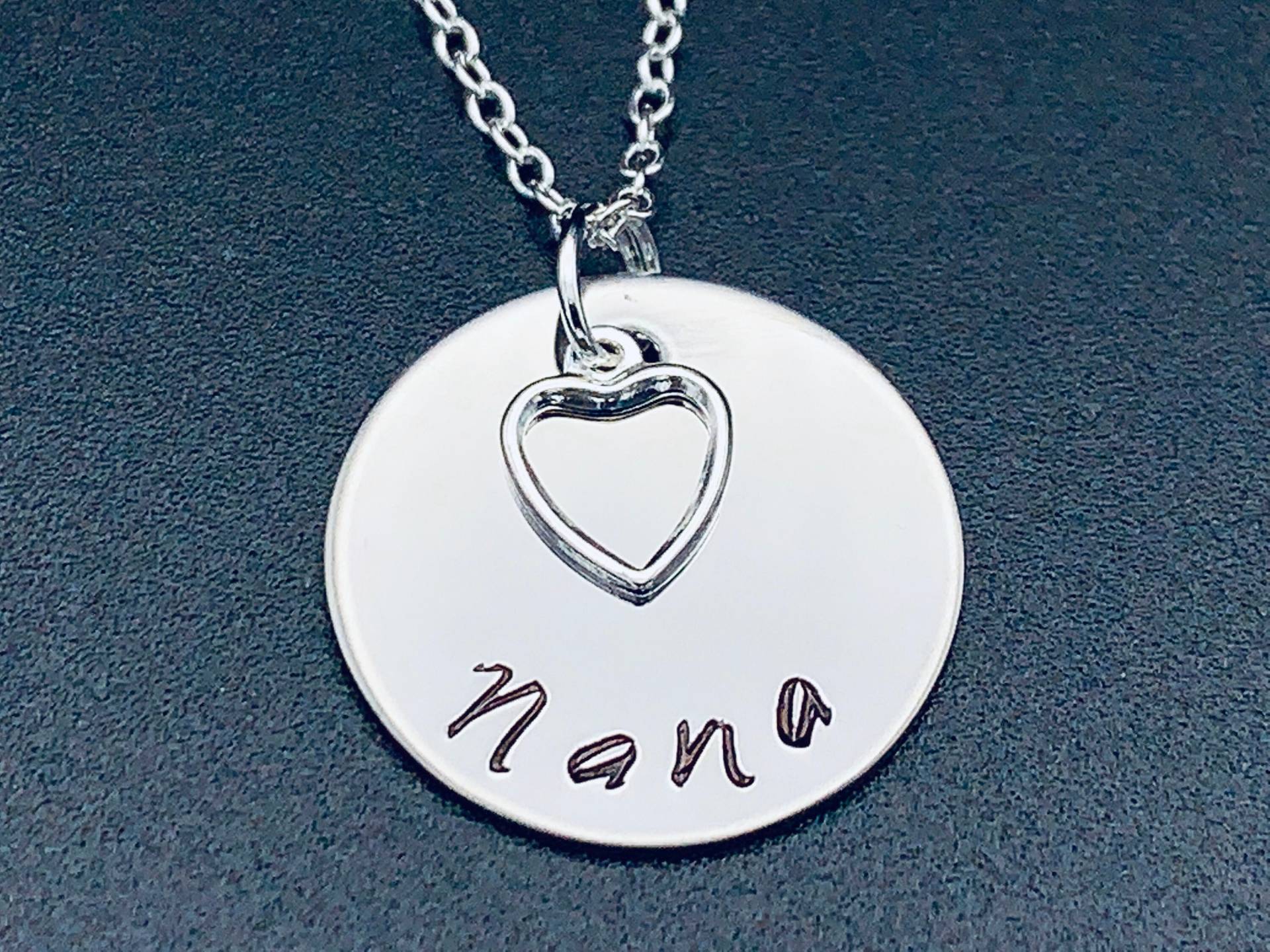 Personalisierte Halskette "Nana" Handgestempelt Anhänger - Edelstahl Sofort Zu Versenden Nana Oder Oma Großmutter Mama von Ashijewelers