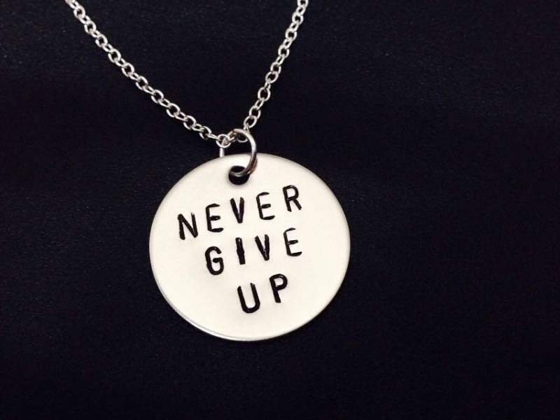 Personalisierte Halskette "Nie Geben Auf..." Handgestempelt Anhänger - Edelstahl Sofort Lieferbar von Ashijewelers