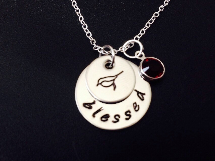 Personalisierte Hand Gestempelt Gesegnet Mama Halskette Edelstahl, Vogel Mit Birthstone Charme Schmuck von Ashijewelers