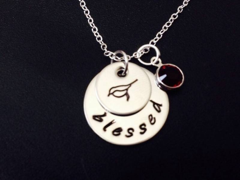 Personalisierte Hand Gestempelt Gesegnet Mama Halskette Edelstahl, Vogel Mit Birthstone Charme Schmuck von Ashijewelers