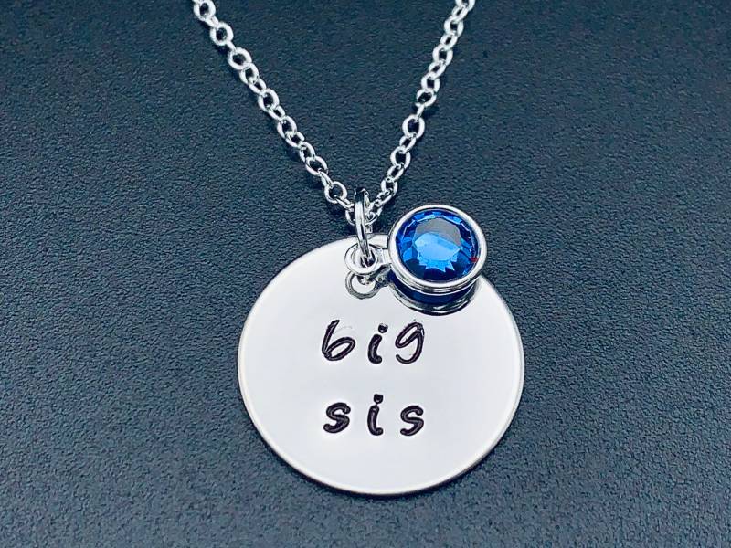 Personalisierte Hand Gestempelt Große Sis Halskette - Schwester Halskettehalskette Edelstahl Mit Birthstone Charm Schmuck von Ashijewelers