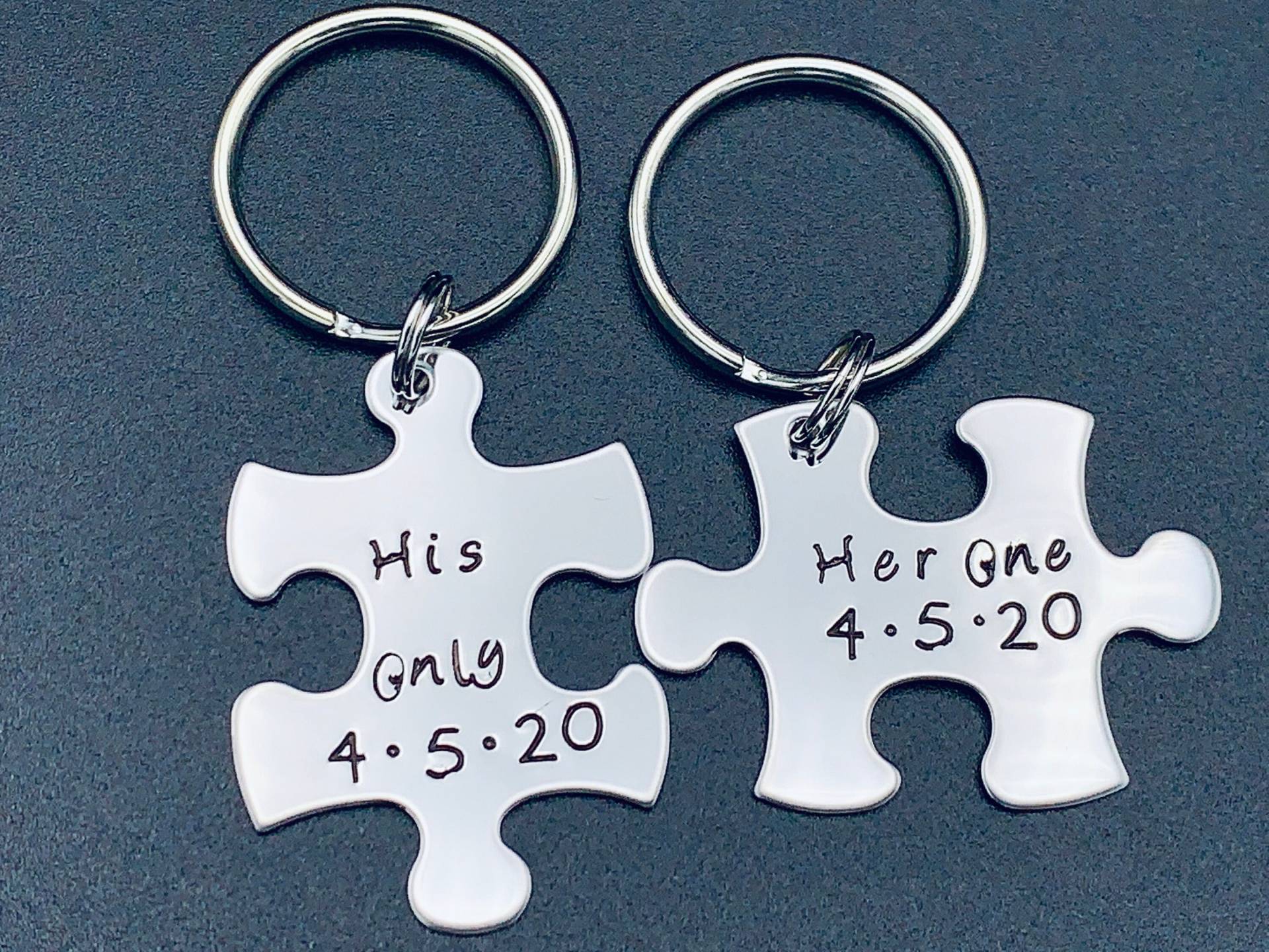 Personalisierte Hand Gestempelt Puzzle Stück Schlüsselanhänger Set - Ihr Ein Und Seine Einzige Mit Datum Edelstahl von Ashijewelers