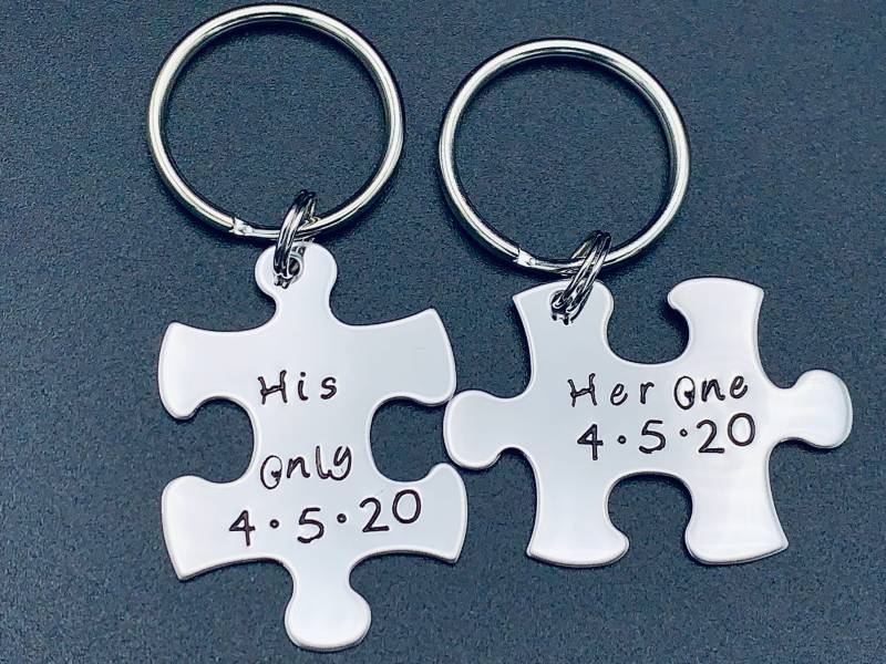 Personalisierte Hand Gestempelt Puzzle Stück Schlüsselanhänger Set - Ihr Ein Und Seine Einzige Mit Datum Edelstahl von Ashijewelers