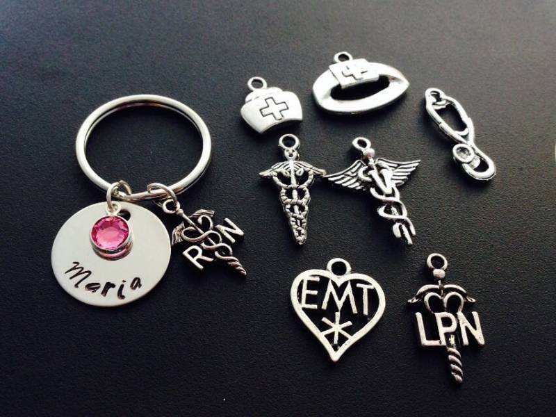 Personalisierte Krankenschwester Geschenk - Schlüsselanhänger Für Ihn Oder Sie Hand Gestempelt Edelstahl Pflege Graduierung-Rn Geschenk von Ashijewelers