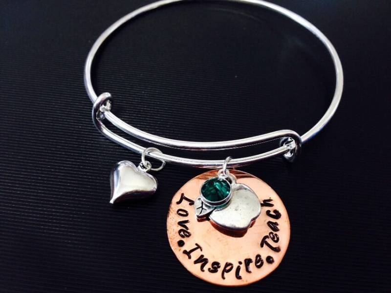 Personalisierte Lehrer Armreif, Hand Gestempelt Initial/Name - Geschenk Personalisiert, Für Kupfer-Scheibe von Ashijewelers