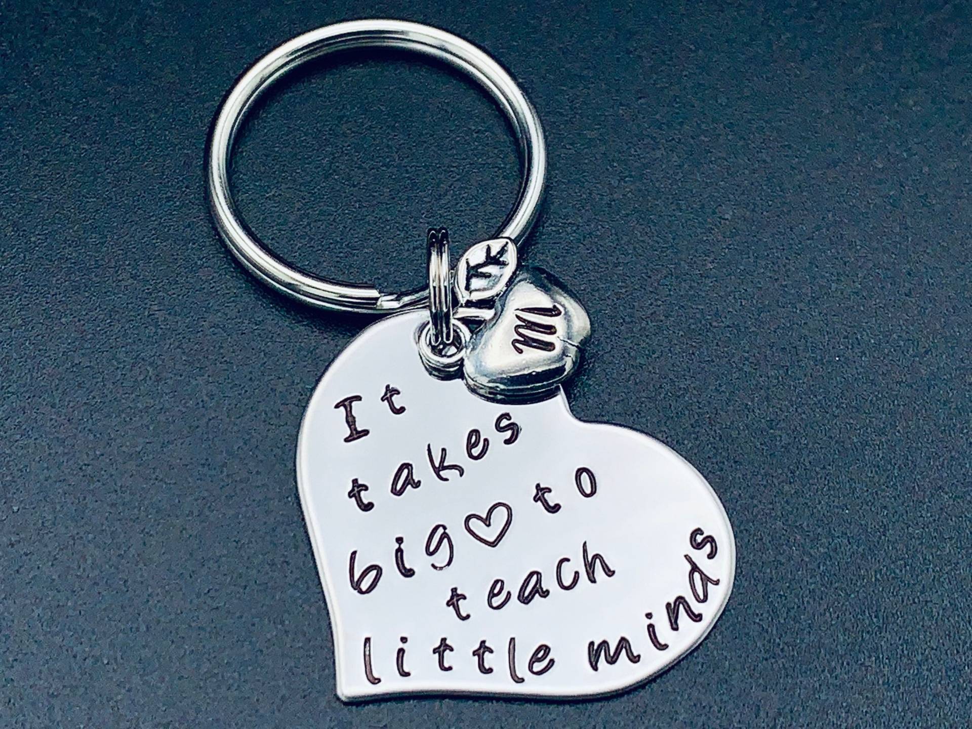 Personalisierte Lehrer Halskette Oder Schlüsselanhänger "Es Braucht Ein Großes Herz, Um Kleine Köpfe Zu Lehren" Apfel Charme Wertschätzung Geschenk von Ashijewelers