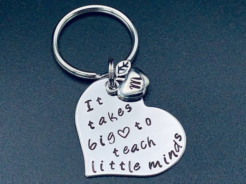 Personalisierte Lehrer Halskette Oder Schlüsselanhänger "Es Braucht Ein Großes Herz, Um Kleine Köpfe Zu Lehren" Apfel Charme Wertschätzung Geschenk von Ashijewelers