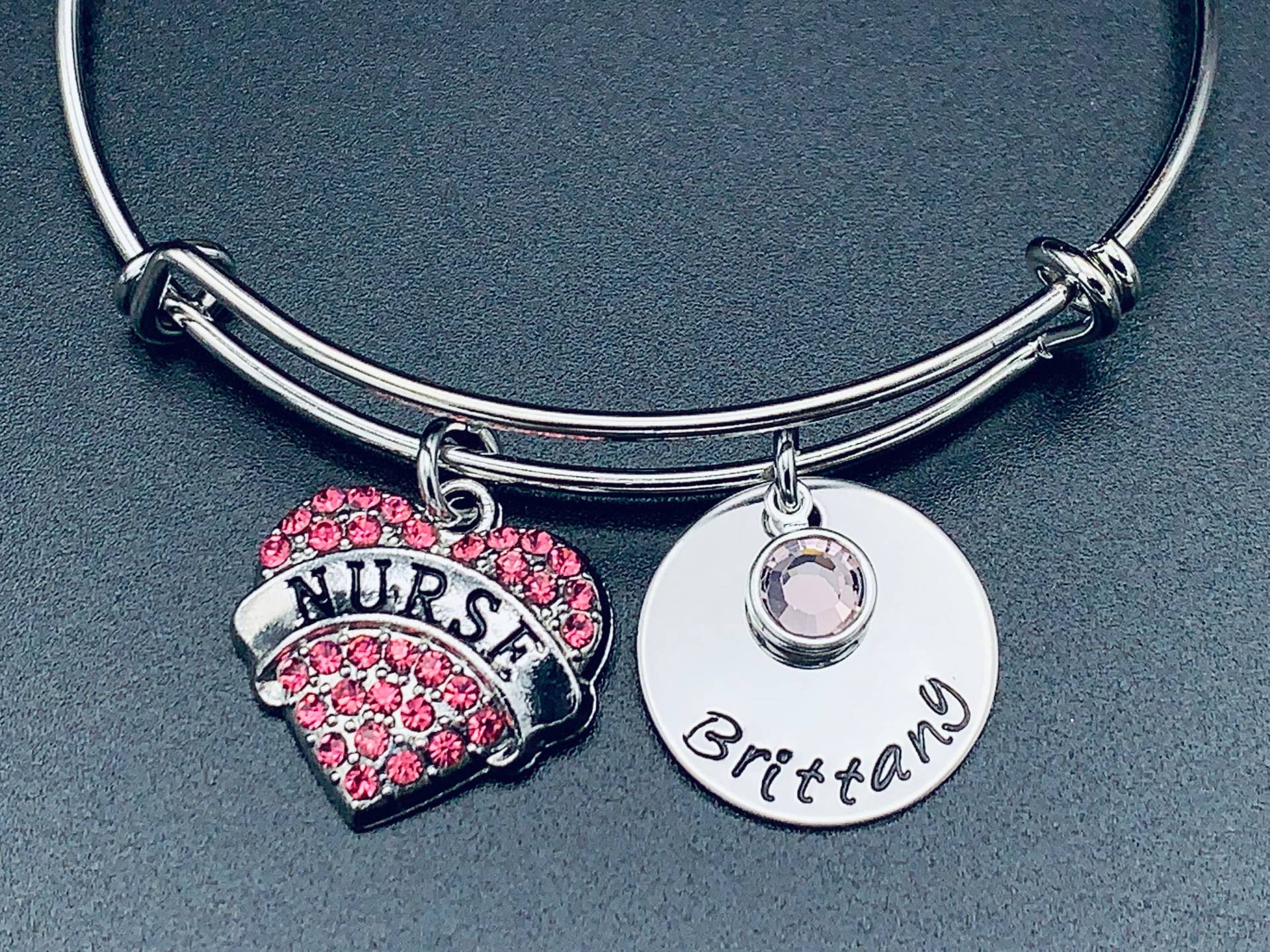 Personalisierte Namen Armreif Für Krankenschwester - Rn Hand Gestempelt Schmuck Erweiterbare Draht Name Birthstone Armband Pflege von Ashijewelers