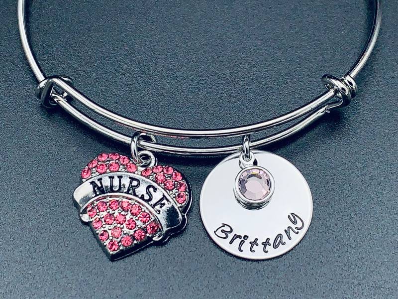 Personalisierte Namen Armreif Für Krankenschwester - Rn Hand Gestempelt Schmuck Erweiterbare Draht Name Birthstone Armband Pflege von Ashijewelers