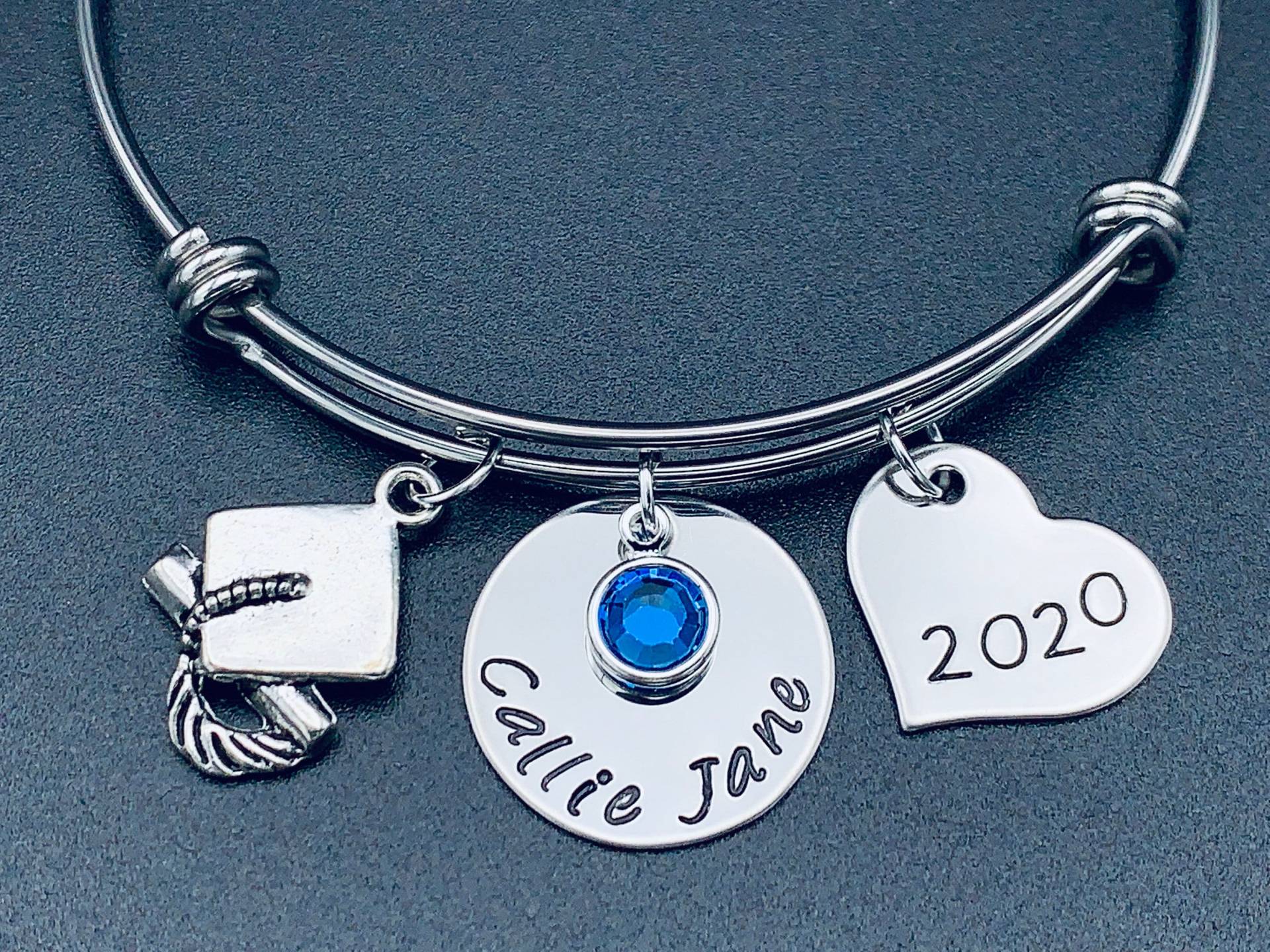 Personalisierte Namen Armreif - Graduierung Armband Hand Gestempelt Schmuck Erweiterbare Draht Name Birthstone von Ashijewelers