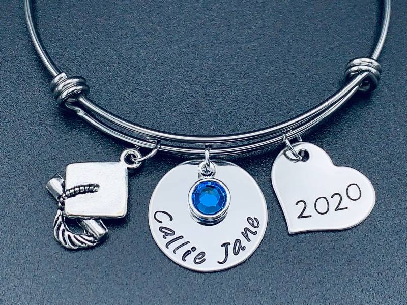 Personalisierte Namen Armreif - Graduierung Armband Hand Gestempelt Schmuck Erweiterbare Draht Name Birthstone von Ashijewelers
