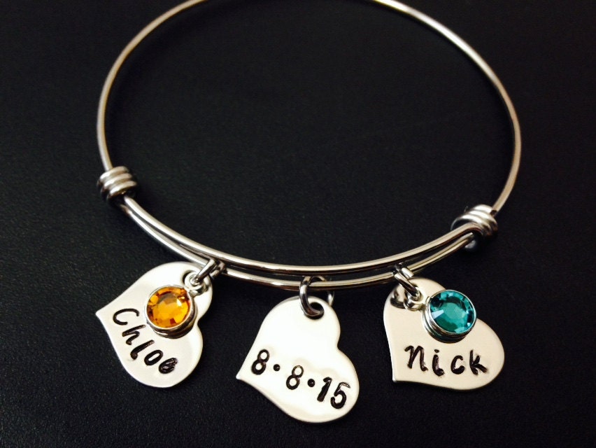 Personalisierte Namen Armreif - Paar Hand Gestempelt Schmuck Erweiterbare Draht Datum Birthstone Armband Familie von Ashijewelers