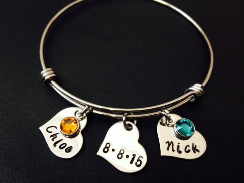 Personalisierte Namen Armreif - Paar Hand Gestempelt Schmuck Erweiterbare Draht Datum Birthstone Armband Familie von Ashijewelers