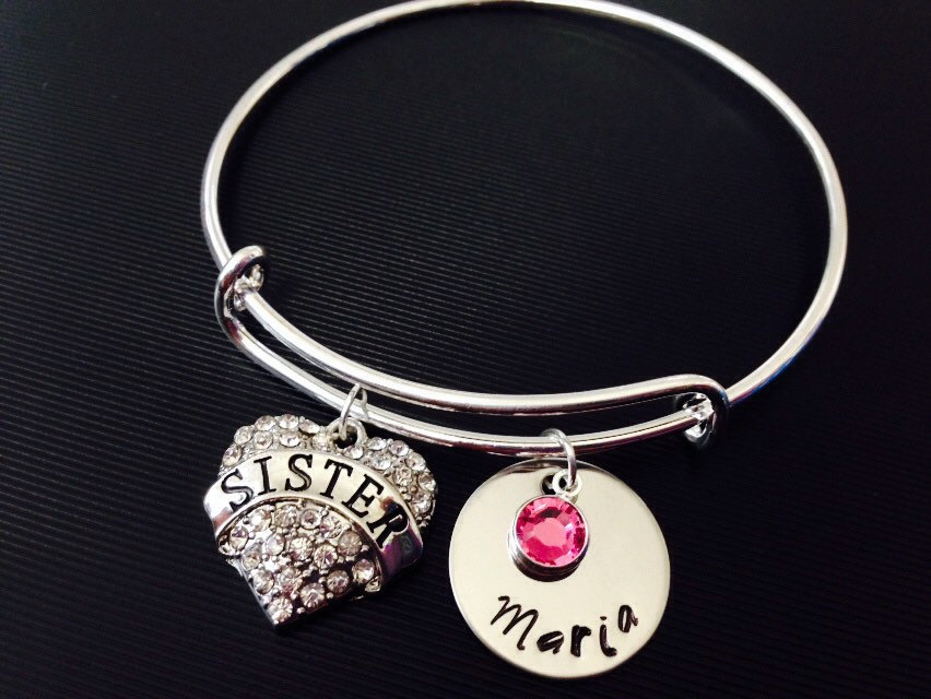 Personalisierte Namen Armreif - Schwester-Mimi Hand Gestempelt Schmuck Erweiterbare Draht Name Birthstone Armband Familie von Ashijewelers