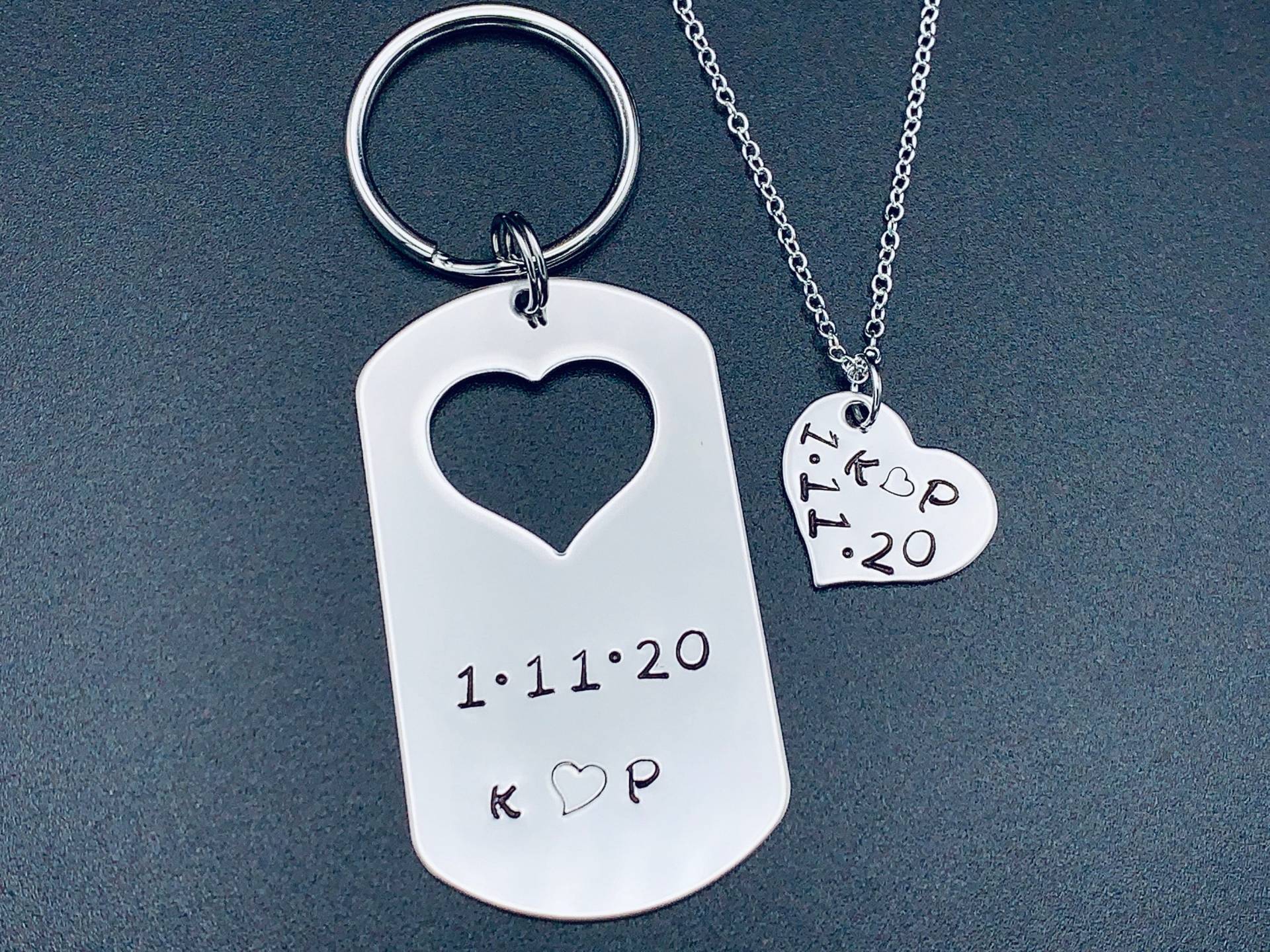 Personalisierte Schlüsselanhänger - Paare Halskette-Paare Valentinstag Hund Tag-Herz-Paare Halskette-Datum Und Initial von Ashijewelers