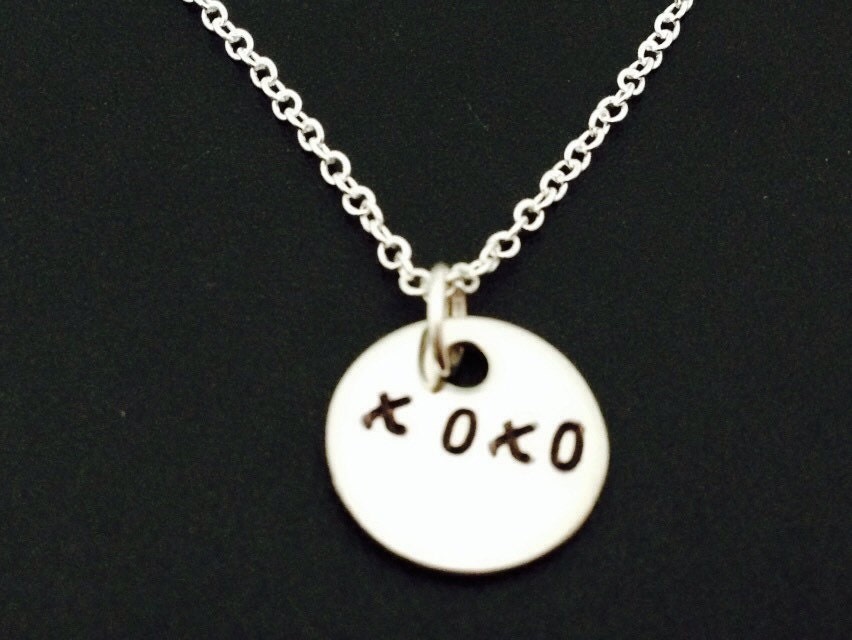 Personalisierte Schmuck - Edelstahl Hand Gestempelt Xoxo Halskette von Ashijewelers