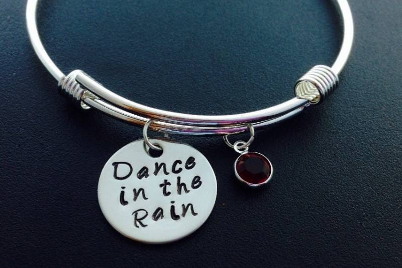 Personalisierte Tanz in Den Regen Armreif, Von Hand Gestempelt - Geschenk Personalisierte Bangel Swaroski Birthstone Inspiration Armband von Ashijewelers