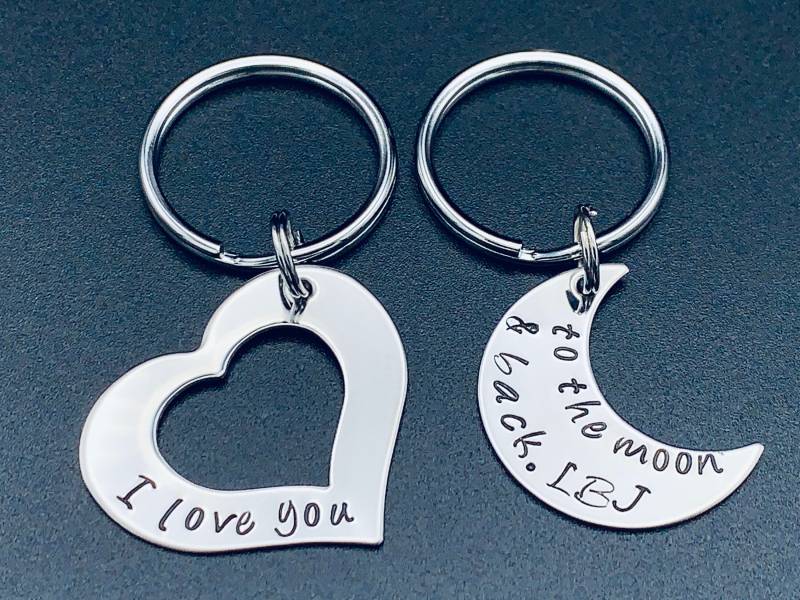 Personalisierteich Liebe Sie Auf Den Mond Und Zurück Schlüsselanhänger - Handgestempelt Herz Schlüsselanhänger-Edelstahl Personalisierteich Liebe Sie Auf Den Mond Und Zurück Schlüsselanhänger - Handgestempelt Herz Schlüsselanhänger-Edelstahl von Ashijewelers