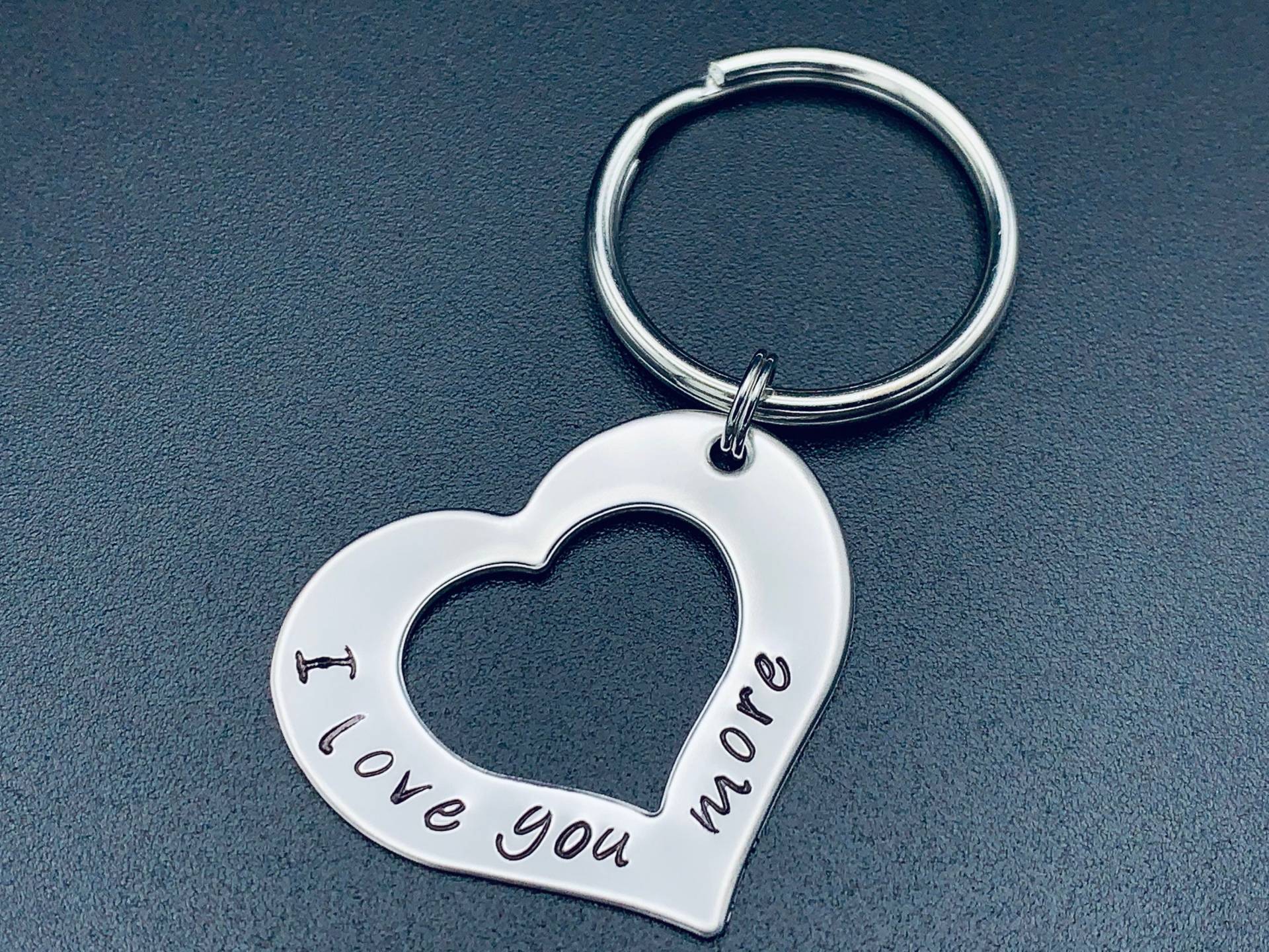 Personalisierteich Liebe Sie Schlüsselanhänger - Handstempel Herz Schlüsselanhänger-Edelstahl von Ashijewelers