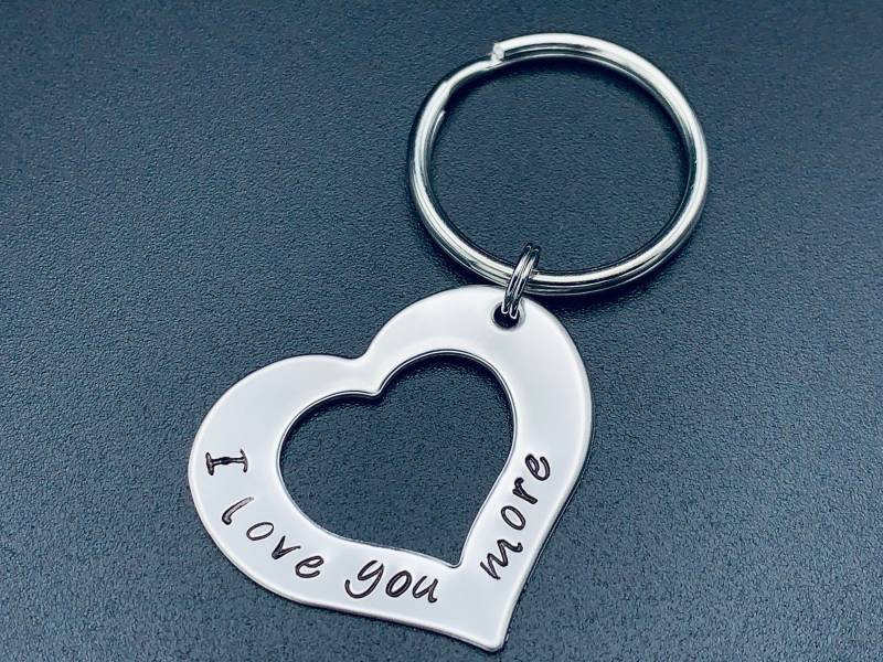 Personalisierteich Liebe Sie Schlüsselanhänger - Handstempel Herz Schlüsselanhänger-Edelstahl von Ashijewelers