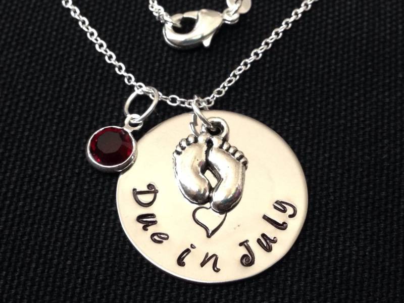 Personalisierter Fälligkeits-Anhänger Mit Babyfüßen Und Swarovski-Geburtsstein-Anhänger Halskette - I Love You Tolles Geschenk Muttergeschenk von Ashijewelers