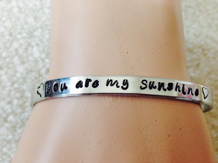 Personalisiertes Armband - Handgestempelter Schmuck Individualisier Dein Eigenes Manschettenarmband Skinny 1/4 Zoll #1 von Ashijewelers