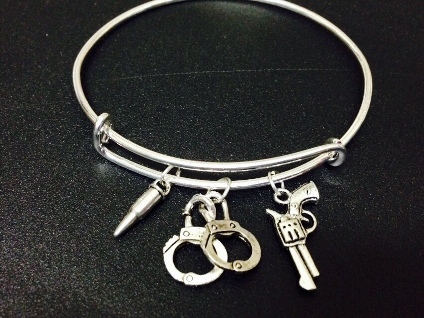 Polizei Oficer Armband - Handschellen Charme, Armreif Hand Gestempelt Initial, Kugel Personalisierte von Ashijewelers