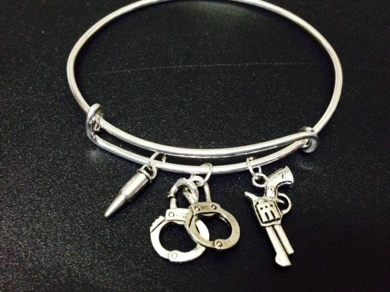 Polizei Oficer Armband - Handschellen Charme, Armreif Hand Gestempelt Initial, Kugel Personalisierte Polizei Oficer Armband - Handschellen Charme, Armreif Hand Gestempelt Initial, Kugel Personalisierte von Ashijewelers