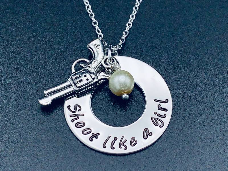 Schießen Wie Ein Mädchen-Hand Gestempelt Halskette -Hand SchmuckPistole Charme - Waschmaschine Halskette-Personalisierte Halskette-Hand Schmuck Schießen Wie Ein Mädchen-Hand Gestempelt Halskette -Hand SchmuckPistole Charme - Waschmaschine Halskette-Personalisierte Halskette-Hand Schmuck von Ashijewelers