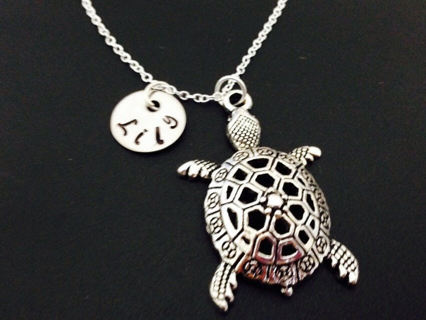 Schildkröte Halskette - Meeresschildkröte Schmuck Personalisierte Erste Halskette-Handstampeden-Hand Gestempelt Hochzeit Halskette-Brautjungfer von Ashijewelers