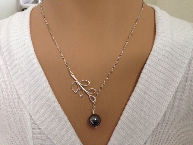 Schwarze Perle Und Blatt Lariat Halskette von Ashijewelers