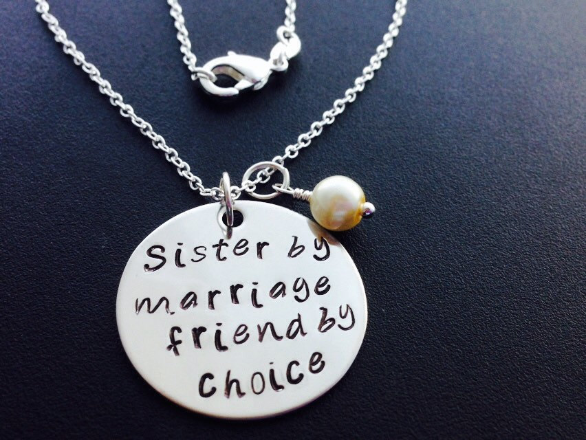 Schwester Im Gesetz Halskette - "Schwester Von Ehe Freund Nach Wahl" Mit Einem Akzent Perle Ihrer Wahl-Hand-Gestempelt Schiff Geschenk von Ashijewelers