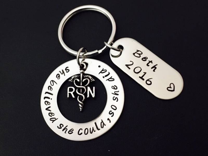 Sie Glaubte, Sie Könnte So, Dass Schlüsselbund -Affirmation - Motivation Keychain Abitur Geschenk -Mädchen Erreichende, Abschlussmütze #48 von Ashijewelers