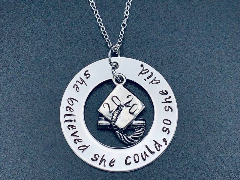 Sie Glaubte, Sie Könnte So Tat Halskette - Affirmation Motivation Abschluss Geschenk -Mädchen Erreichende, Abschlussmütze #123 Sie Glaubte, Sie Könnte So Tat Halskette - Affirmation Motivation Abschluss Geschenk -Mädchen Erreichende, Abschlussmütze #123 von Ashijewelers