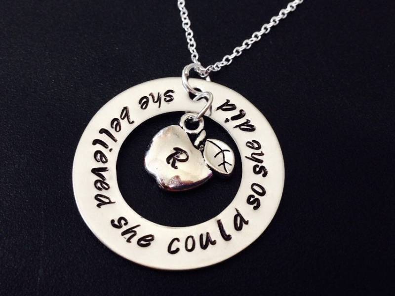 Sie Glaubte, Sie Könnte So Tat Halskette - Affirmation Motivation Abschluss Geschenk -Mädchen Erreichende, Abschlussmütze Sie Glaubte, Sie Könnte So Tat Halskette - Affirmation Motivation Abschluss Geschenk -Mädchen Erreichende, Abschlussmütze von Ashijewelers