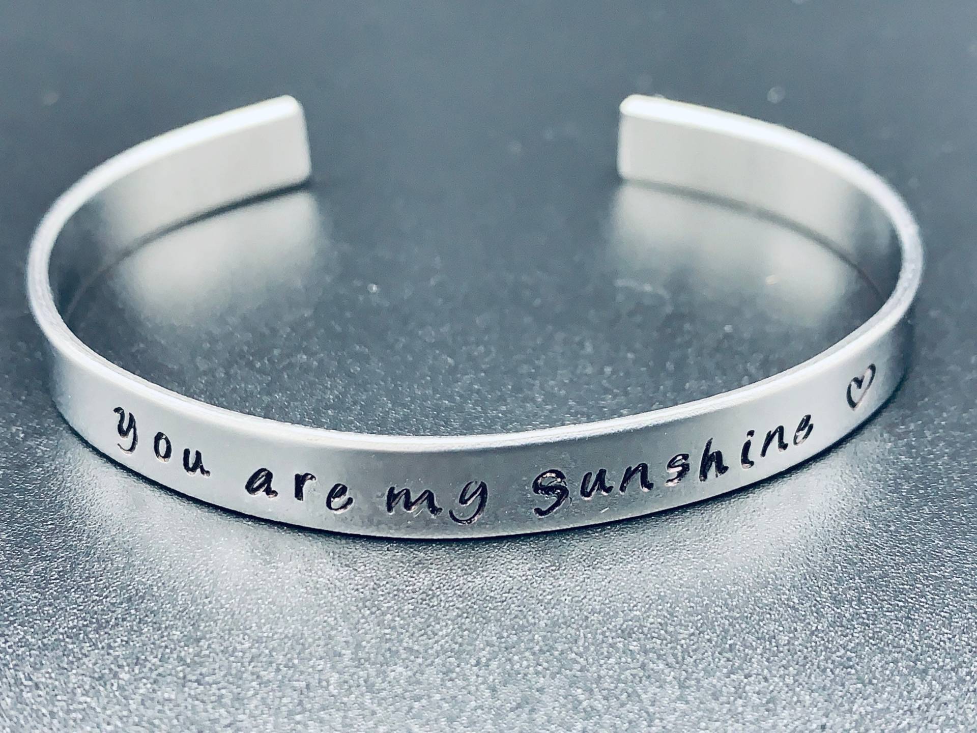 Sie Glaubte, Sie Könnte Von Hand Gestempelt Armband - Aluminium Edelstahl von Ashijewelers